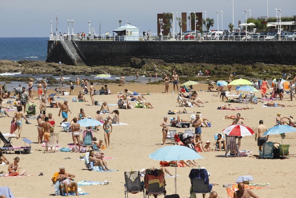 Cerrada la playa de San Lorenzo por completar su aforo de bañistas