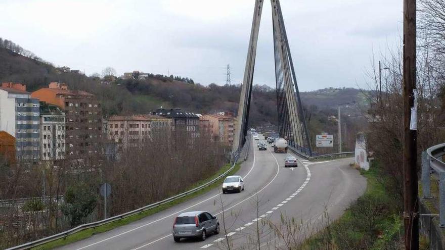 El lugar en el que se produjo el accidente, junto al puente atirantado de Sama.