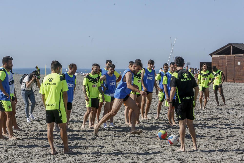 El equipo ha llevado a cabo una distendida sesión de trabajo a la orilla del mar con la única ausencia de Manuel Sánchez