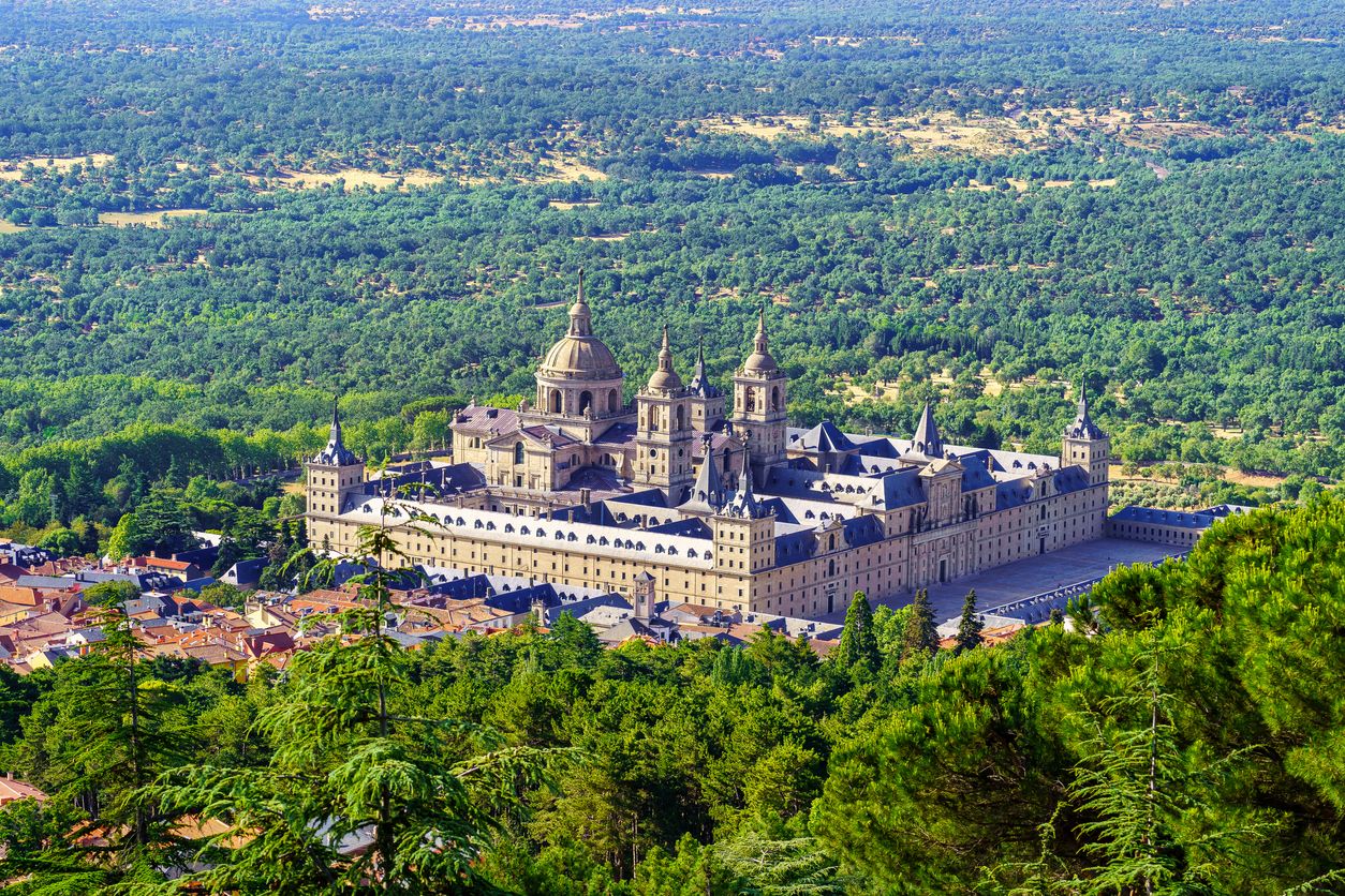 Vista panorámica del impresionante monasterio de El Escorial, patrimonio de la humanidad.
