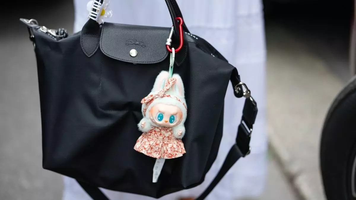 Qué es un Labubu, el accesorio viral de lujo que todas quieren y se cuelga de un Chanel