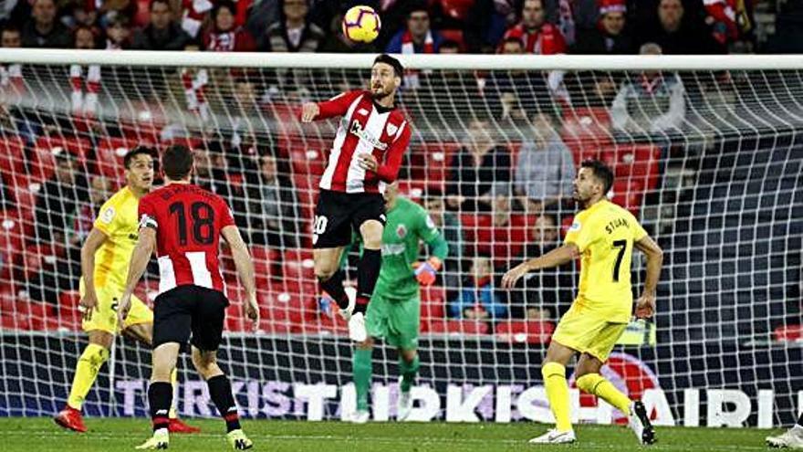 Aduriz salta entre Bernardo Espinosa i Cristhian Stuani.