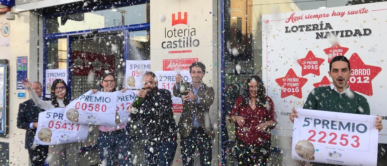 Celebración del sorteo de navidad a las puertas de Lotería Castillo