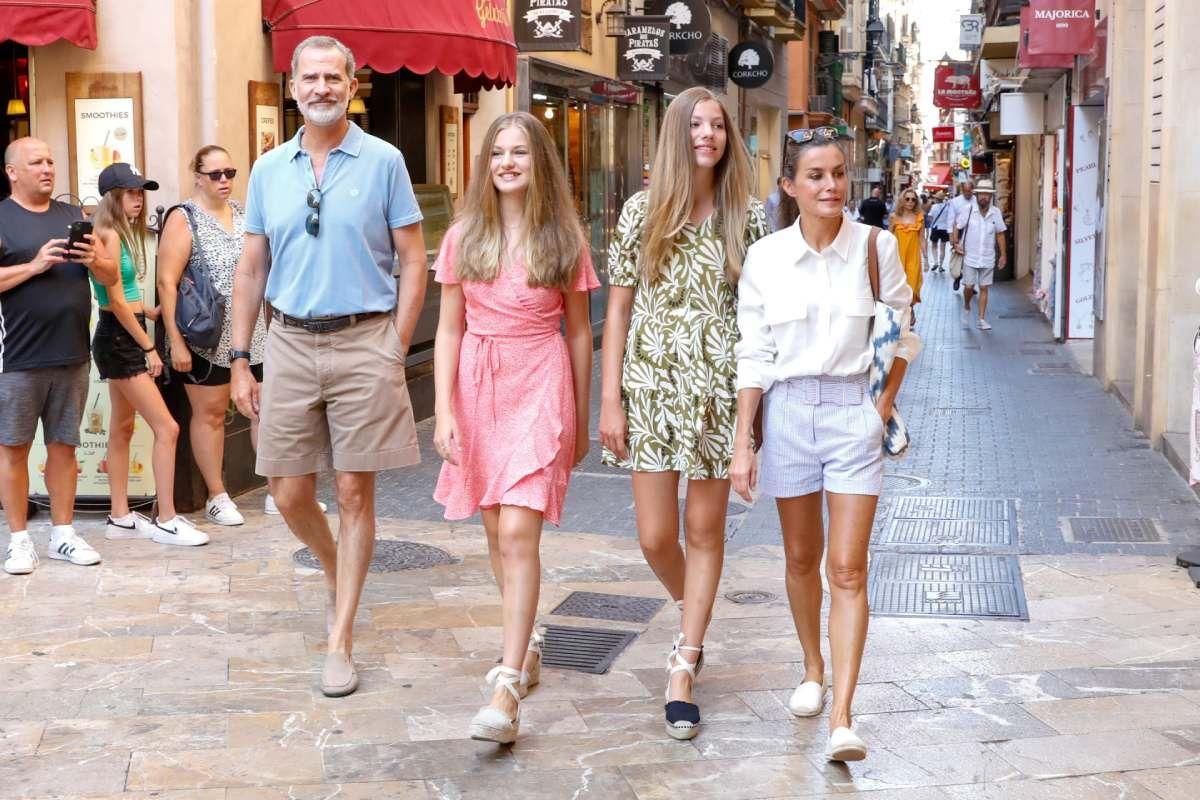 El paseo familiar del rey Felipe VI, la princesa Leonor, la infanta Sofía y la reina Letizia por el centro de Palma de Mallorca