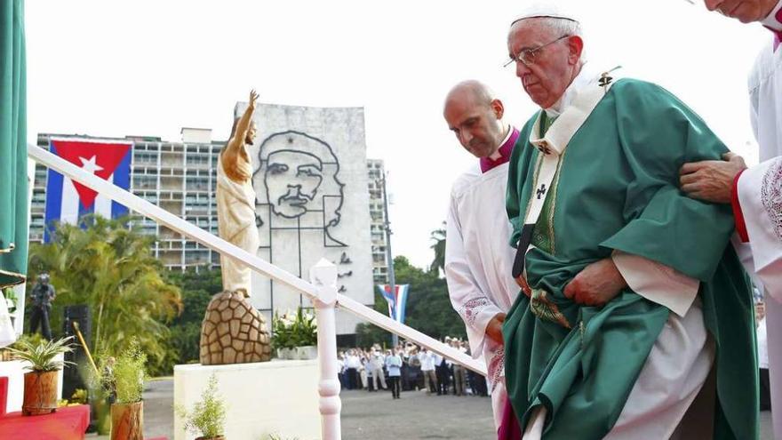 El Papa sube al altar para oficiar la misa en la plaza de la Revolución de La Habana. // AP/Reuters