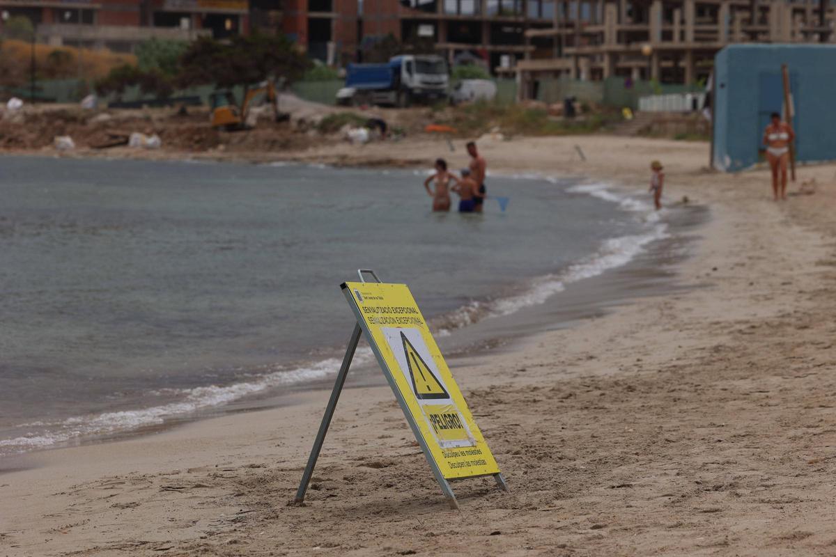 Galería: cerrada al baño la Platja d'en Xinxó por vertidos fecales