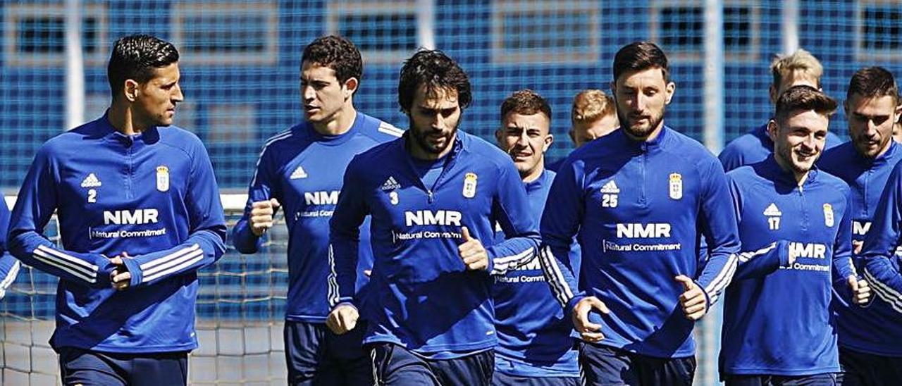 Los jugadores del Oviedo corren durante un entrenamiento de esta semana en El Requexón. |