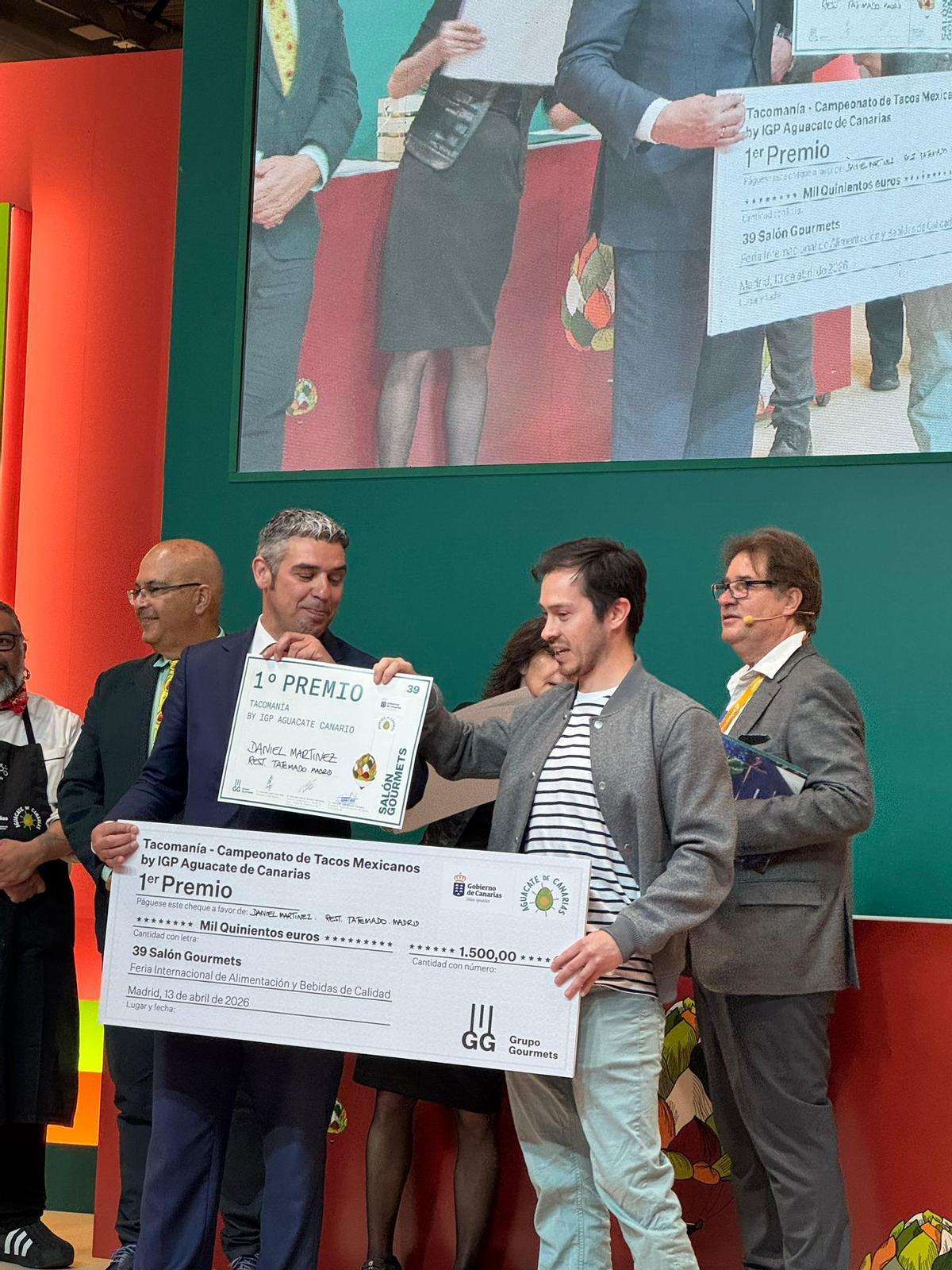 Daniel Martínez, chef de Tatemado, posa con el premio tras alzarse ganador de Tacomanía en Salón Gourmets 2026.