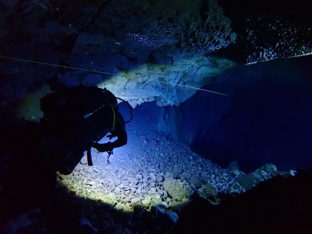 Alejando Martínez, buceando en la Cueva de los Lagos, de Lanzarote.