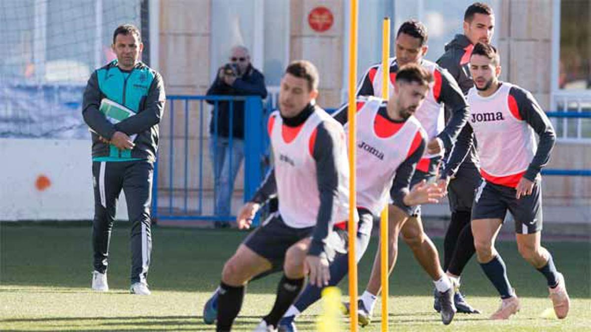 Calleja ya dirige al Villarreal en el campo tras su inesperado regreso