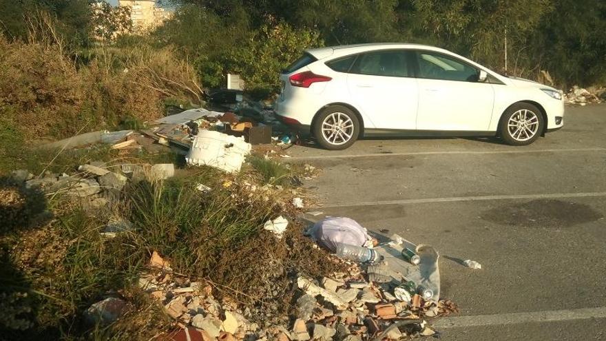 Prosigue la línea blanca de detritus en el mercadillo