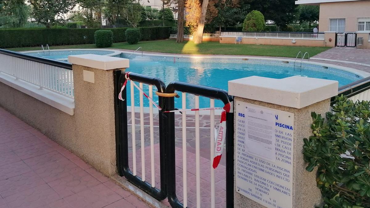 La piscina comunitaria en la que se hallaron heces humanas permanecerá cerrada hasta confirmar la salubridad del agua.