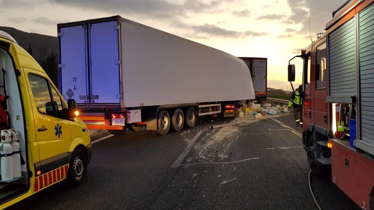 Dos heridos tras una colisión entre tres camiones y dos coches en la A-7 en Orihuela