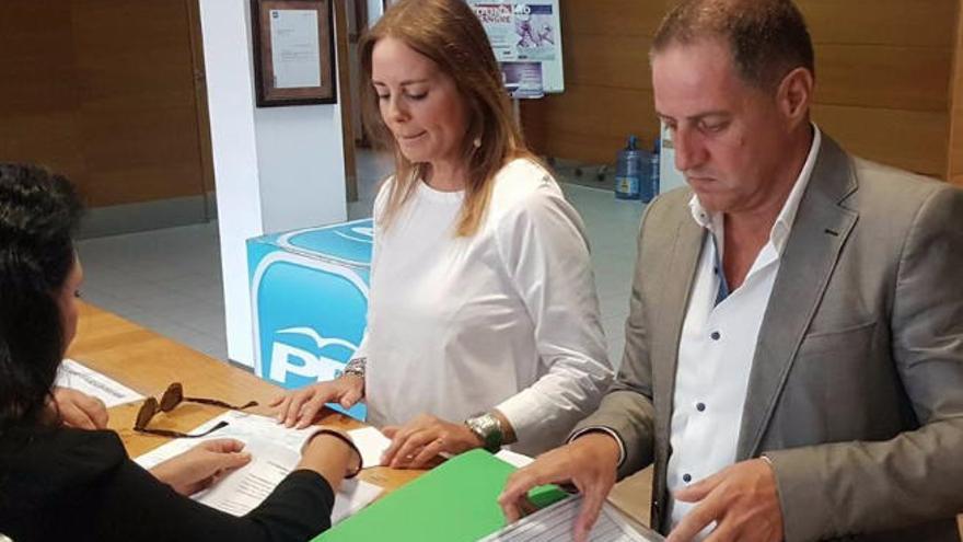 Pilar González y Gustavo Berriel en la sede del PP.