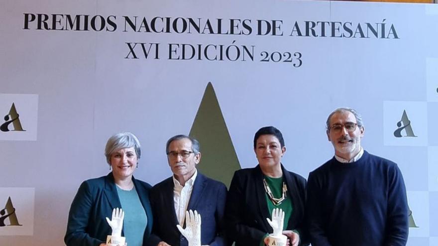 Inés Rodríguez y Álvaro Martínez Leiro (iz.); Elena Fabeiro, gerente de Artesanía de Galicia, y Manuel Heredia, director xeral de Comercio.