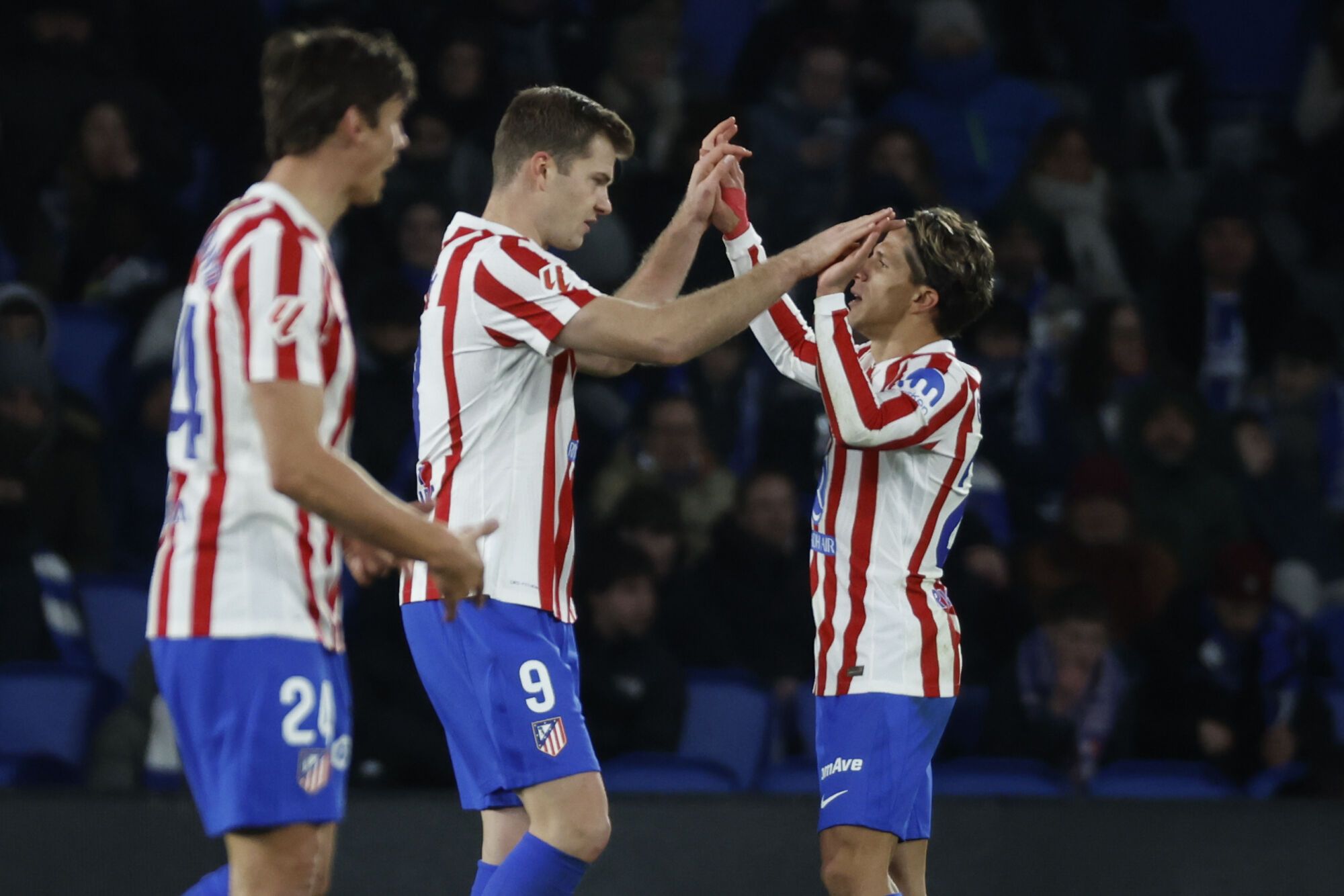 SAN SEBASTIÁN, 04/01/2026.- El delantero noruego del Atlético de Madrid Alexander Sorloth (c) celebra su gol con Giuliano Simeone (d) durante el partido de la jornada 18 de LaLiga que Real Sociedad y Atlético de Madrid disputan hoy domingo en el estadio de Anoeta. EFE/Juan Herrero