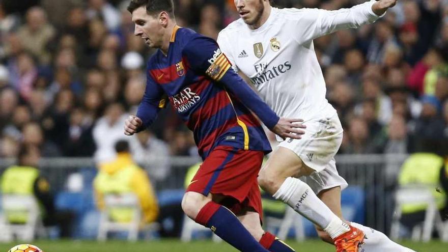 Messi conduce el balón perseguido por Bale en el partido de la primera vuelta en el Bernabéu.