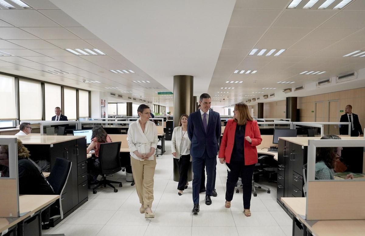 Pedro Sánchez, presidente del Gobierno, visita el centro de atención telefónica y telemática de la Seguridad Social, con motivo del quinto aniversario del Ingreso Mínimo Vital, IMV.
