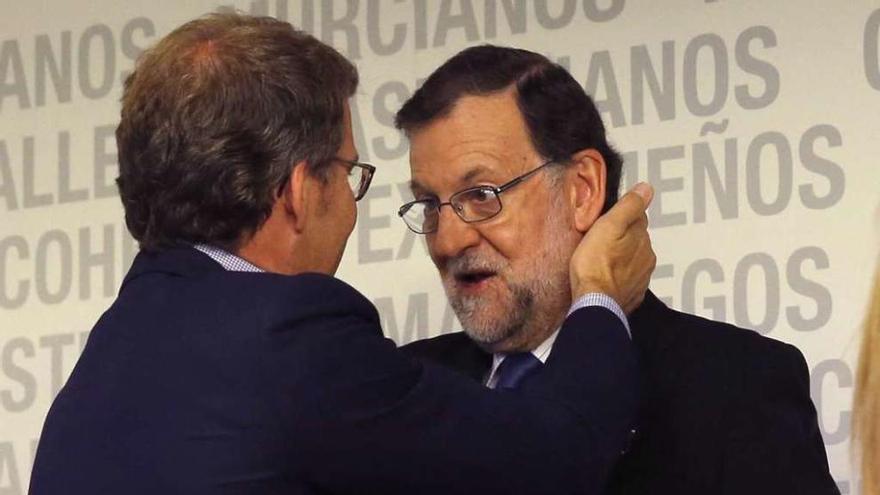 Feijóo saluda a Mariano Rajoy, ayer en el comité ejecutivo nacional, en Madrid. // Faro