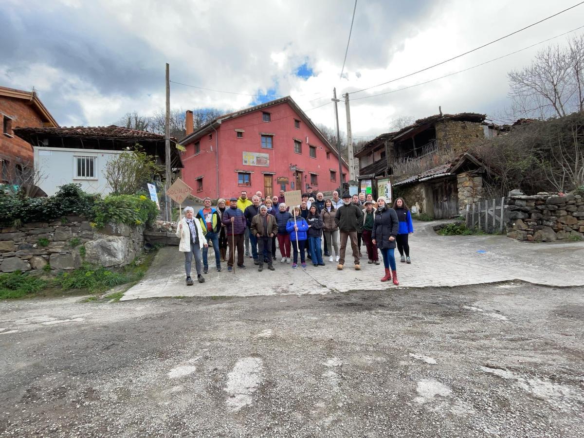 Los vecinos exigen arreglar la carretera de Abiegos (Ponga)