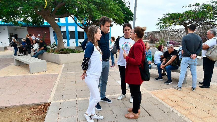 Noemí Santana (con el abrigo rojo) charla con el vicepresidente de la Red Europea de Lucha contra la Pobreza (EAPN Canarias), Fernando Rodríguez, y otros miembos del colectivo.
