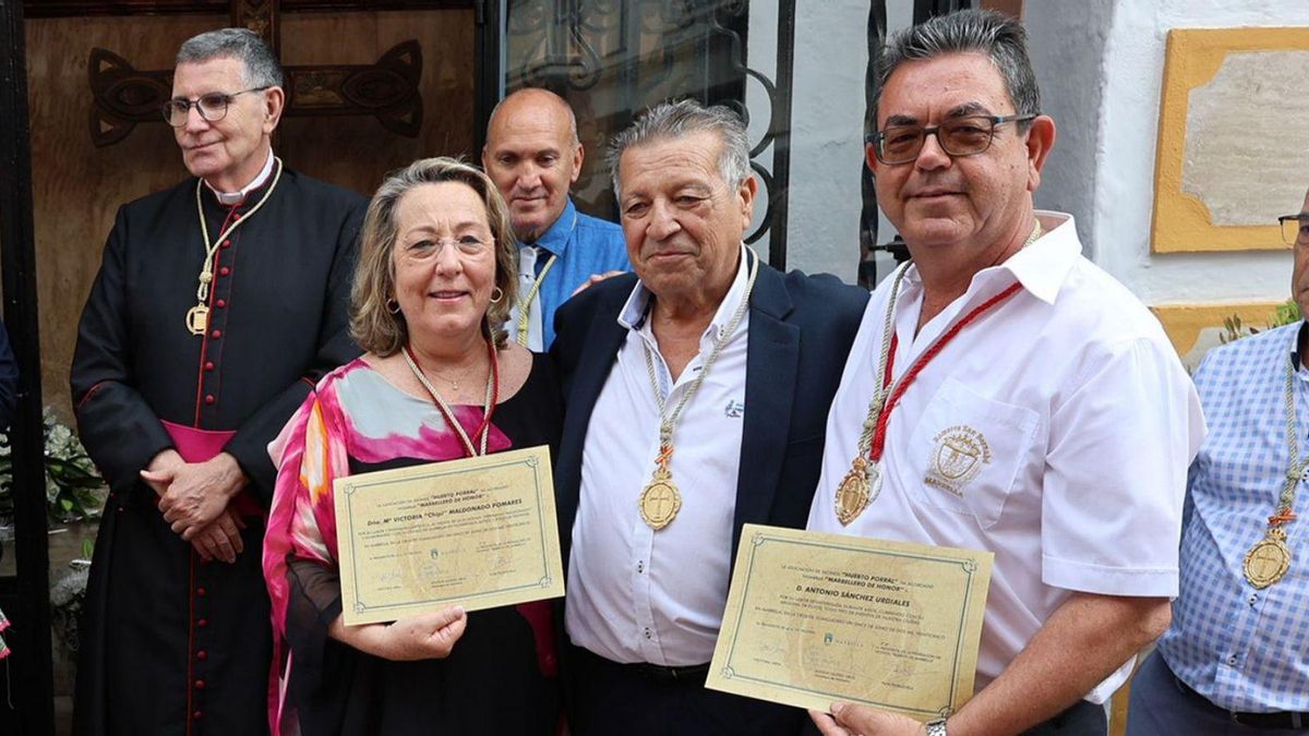 ‘Chipi’ Maldonado, ayer, con la medalla Marbella de Honor,  junto a Cristóbal Mesa
