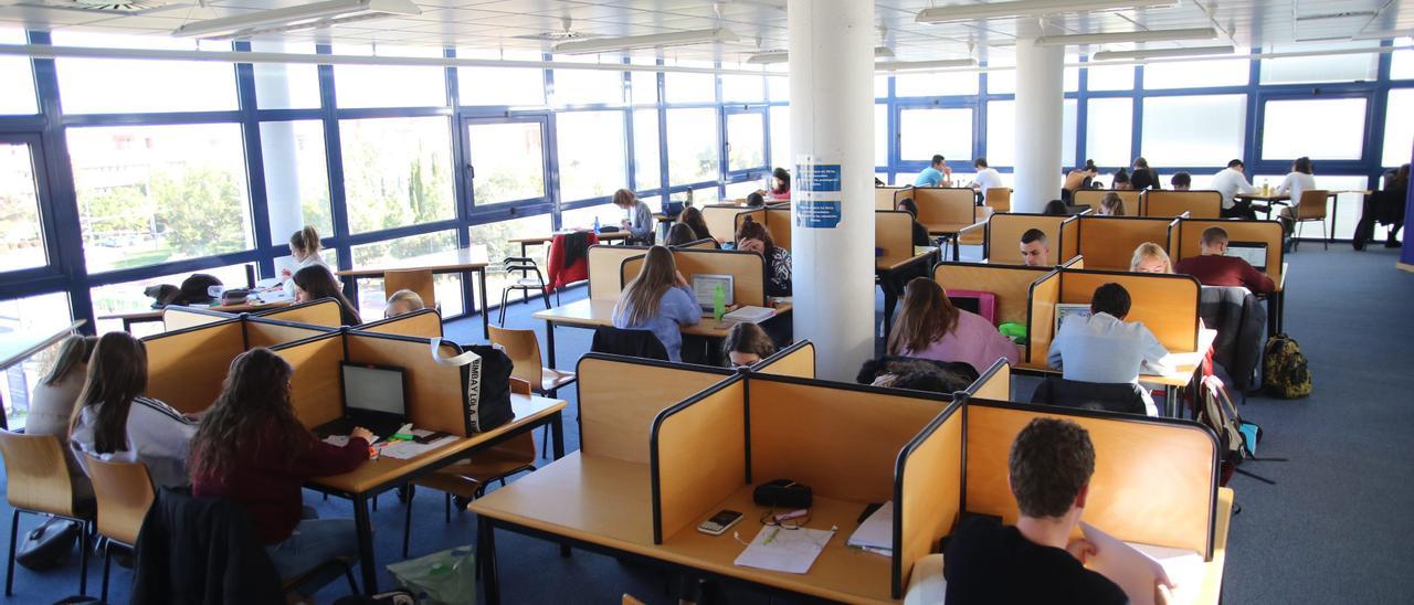 Los estudiantes de la UJI, en la biblioteca