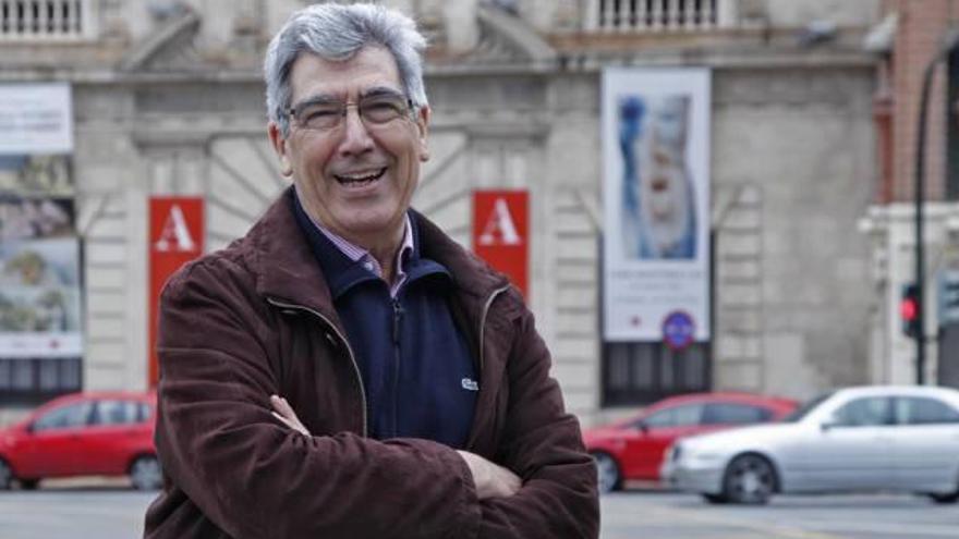 Martín Páez, ante la fachada del Palacio Almudí, centro cultural que ha dirigido durante más de 25 años.