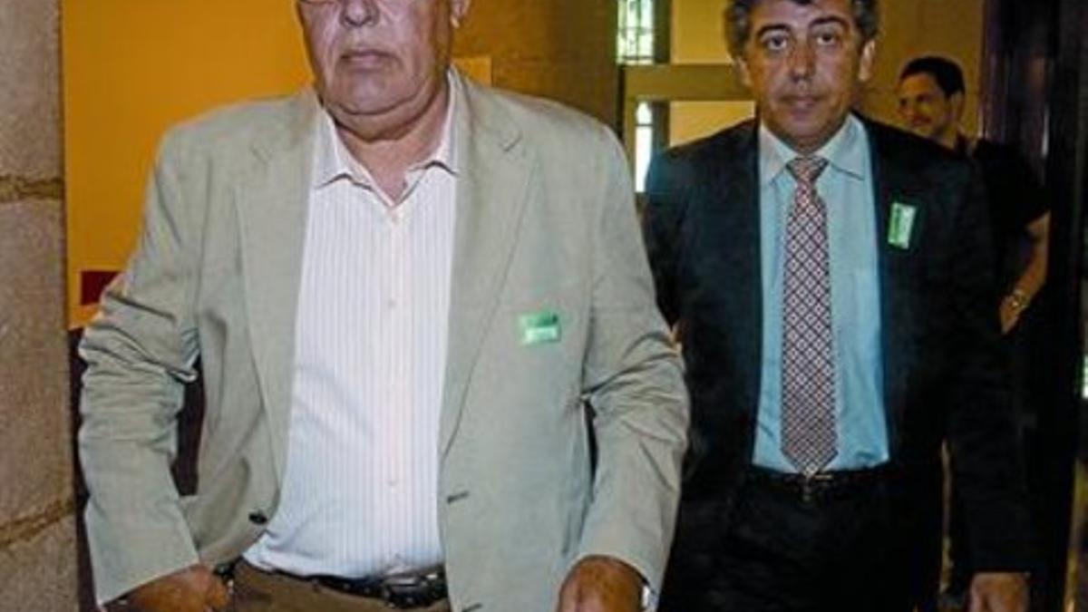 Jordi Montull (izquierda) acude con su abogado al Parlament para comparecer ante la comisión, el 6 de julio.