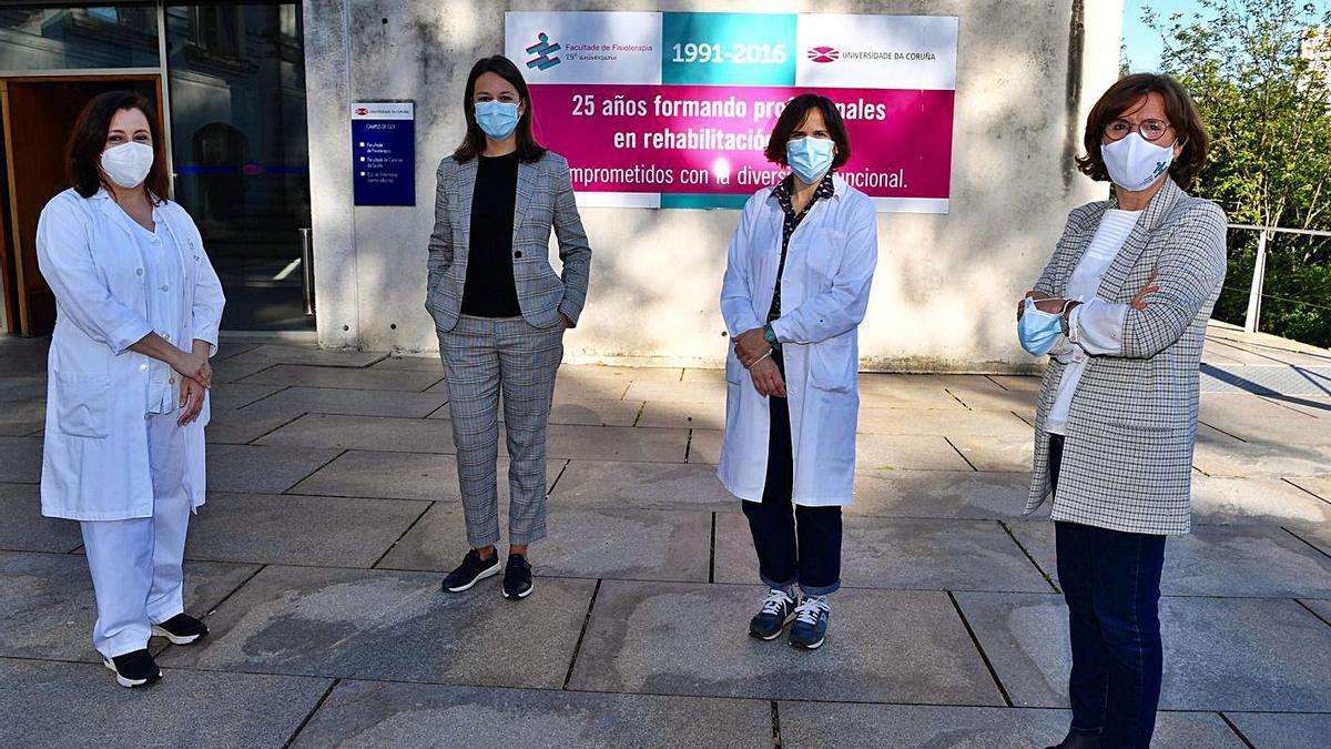 De izda. a dcha., Yolanda Sanesteban, Ana Lista, Sonia Souto y Luz González, profesoras de Fisioterapia en la UDC que participan en el estudio premiado.