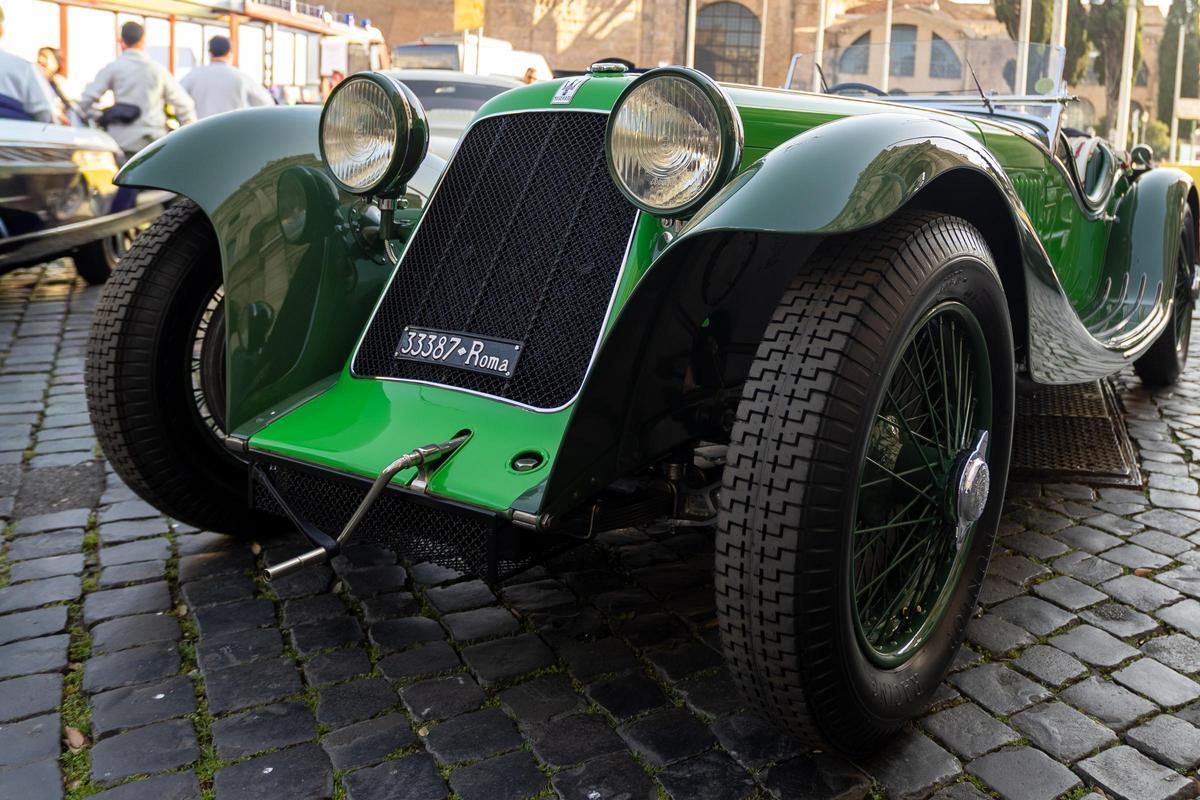 Imponente frontal de un Maserati vintage en Roma, donde potencia, innovación y estilo convergen en una de las piezas más emblemáticas del evento.
