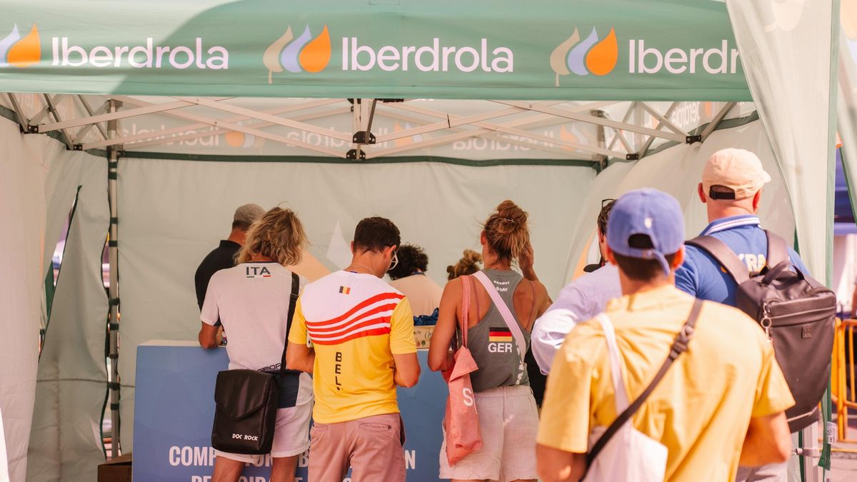 Los atletas recogen sus acreditaciones para la competición IFSC Climbing World Cup Comunidad de Madrid.