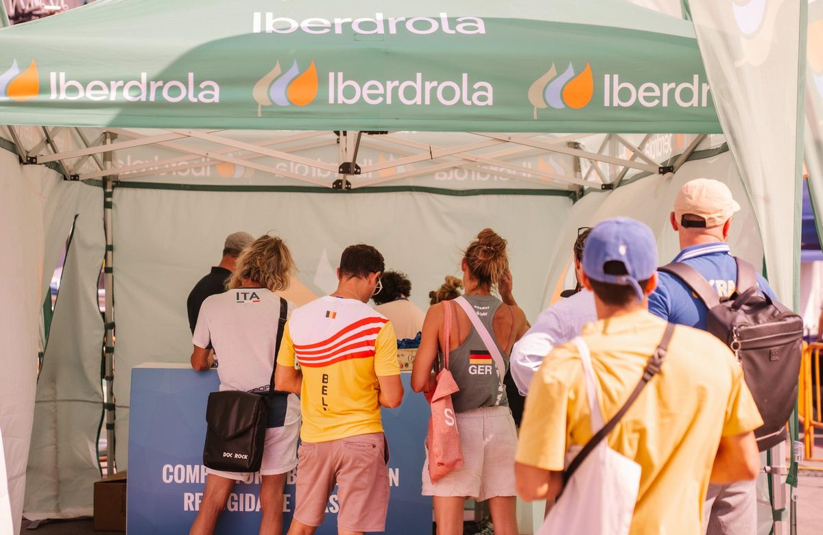 Los atletas recogen sus acreditaciones para la competición IFSC Climbing World Cup Comunidad de Madrid.