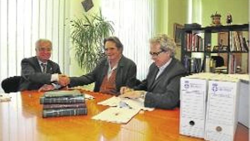 L&#039;alcalde Trias amb el donant Ricard Ferrer i el secretari municipal.
