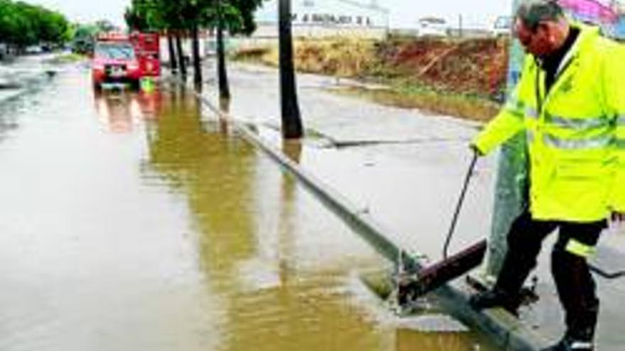 La lluvia provoca grandes balsas de agua en calles y rotondas