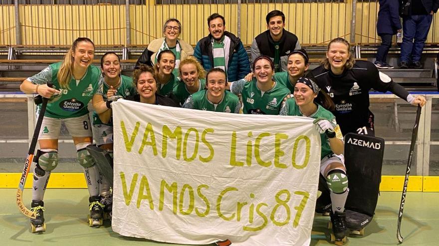 Las jugadoras del Liceo posan después del partido con una pancarta de su afición. |  // LA OPINIÓN