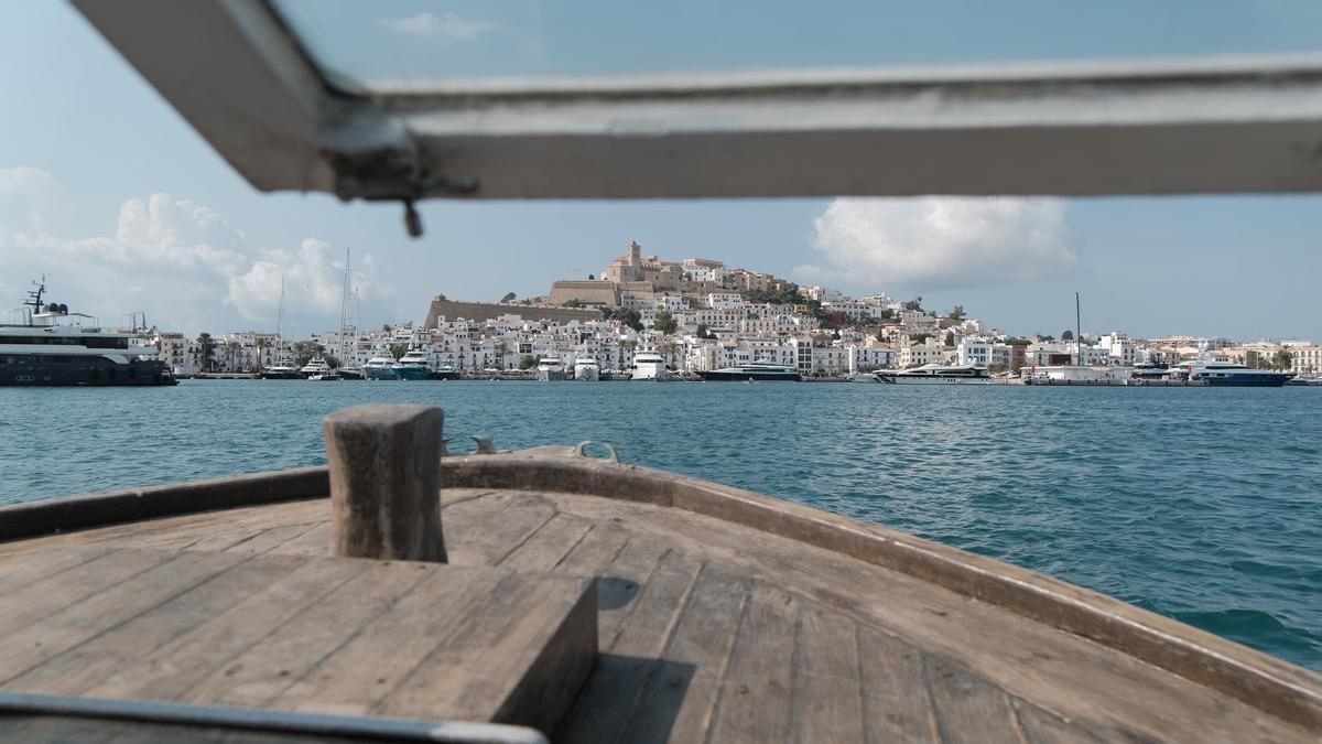 Casi un siglo cruzando el Puerto de Ibiza.