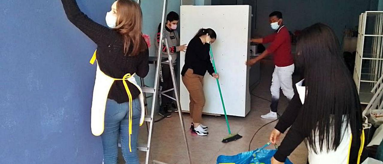 Varios voluntarios montan la juguetería de Mar de Niebla, el pasado curso.