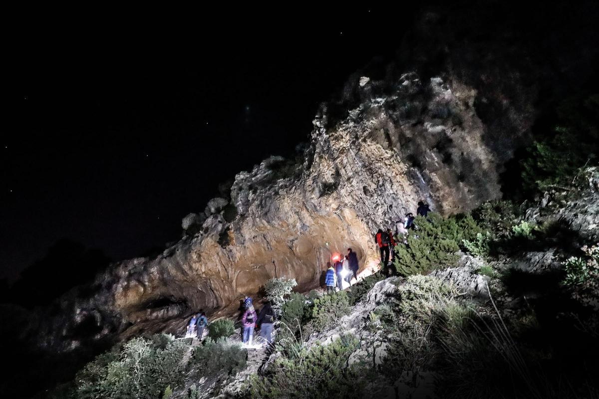 Imágenes de la visita nocturna a las pinturas rupestres de la Sarga