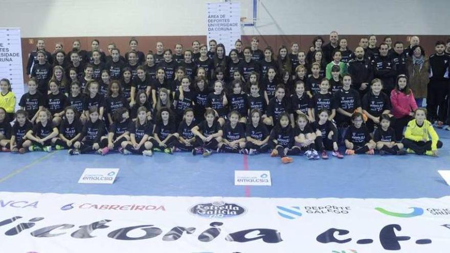 Las 100 niñas de los equipos del Victoria, juntas en Elviña