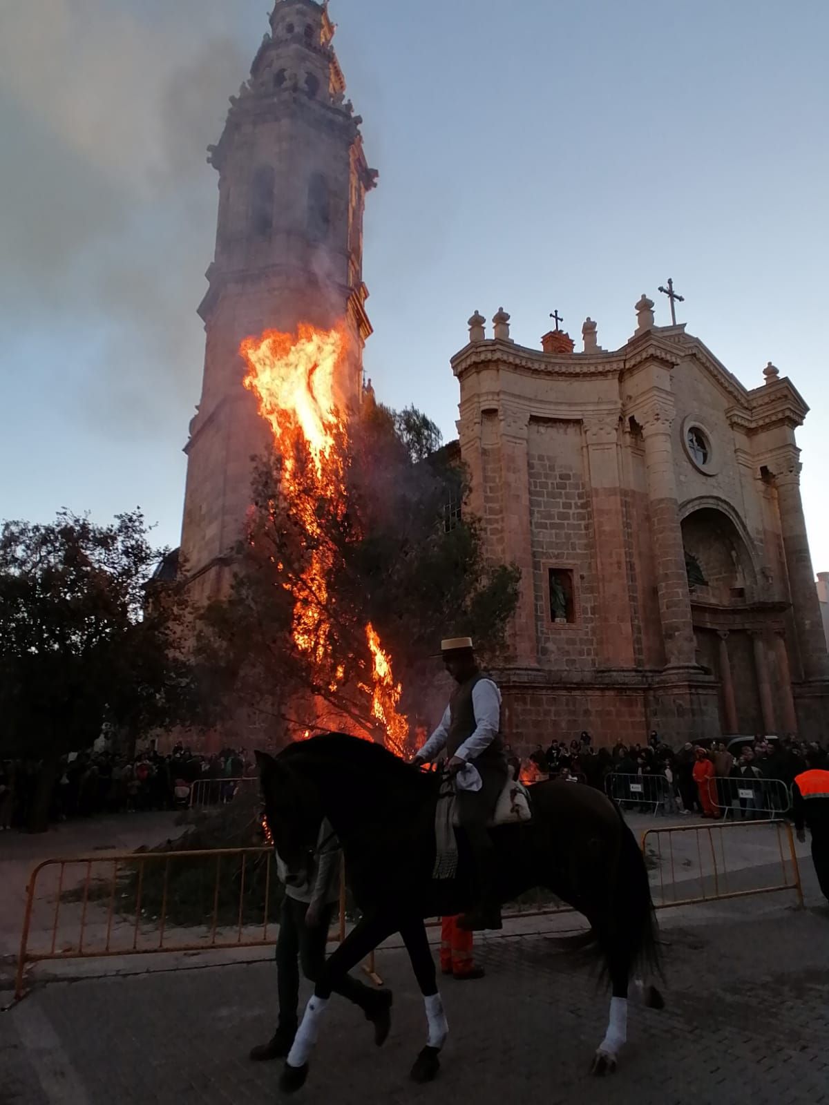 La Vall recupera su multitudinario pasacalle de Sant Antoni