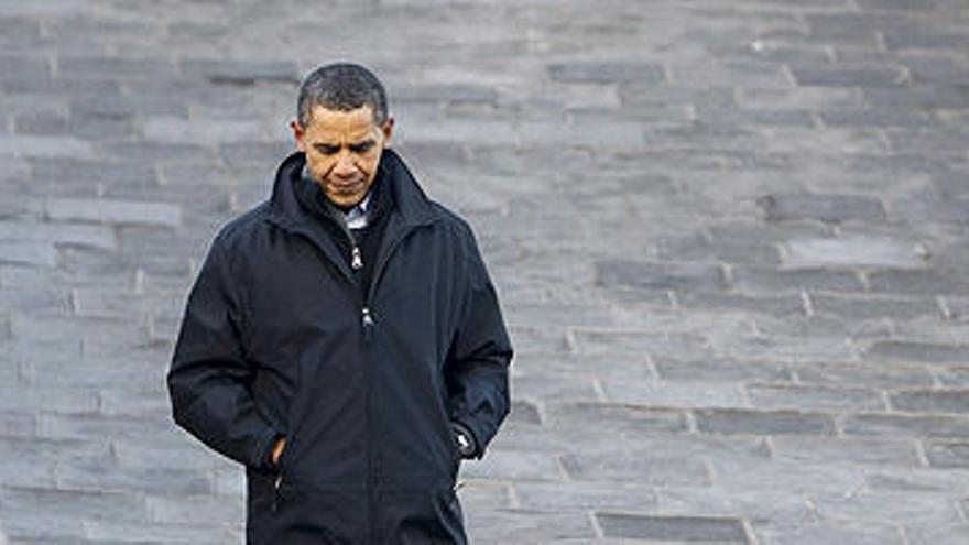 Obama pasea por la muralla china.