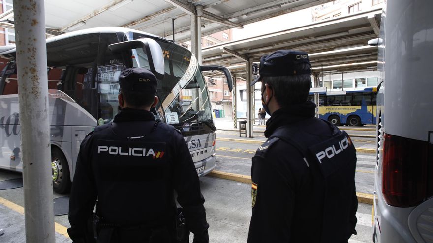 Cuatro jóvenes multados en La Calzada por hacer grafitis mientras bebían ron