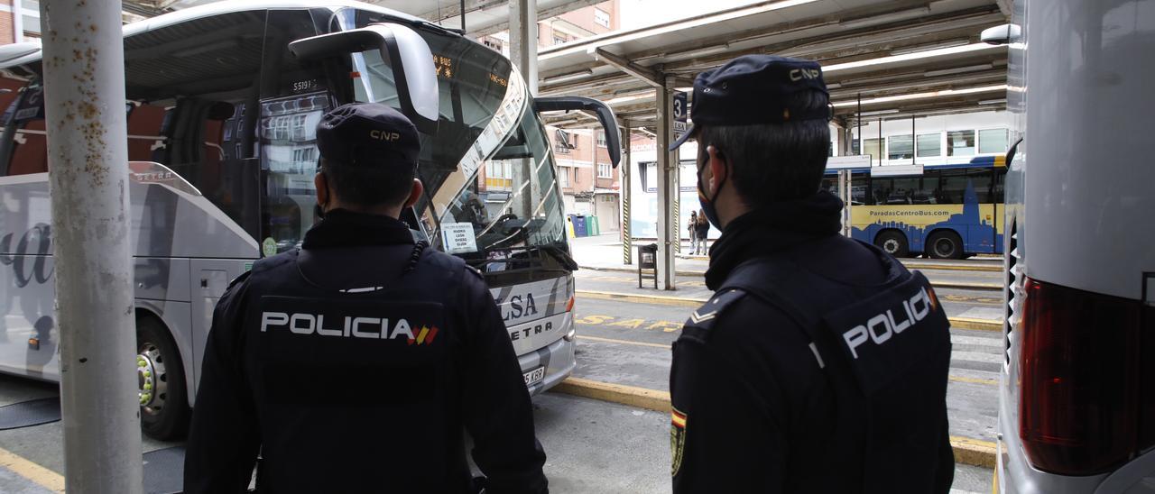 Agentes de la Policía Nacional, durante uno de sus controles esta Semana Santa en la estación de autobuses de Gijón.