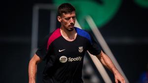 Lenglet, entrenando en pretemporada con el Barça