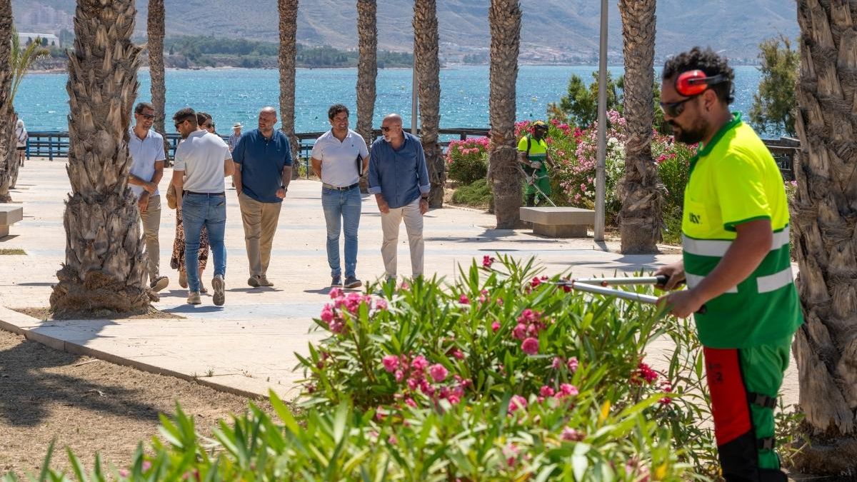 Entra en vigor el nuevo contrato de jardines del litoral oeste en Cartagena.