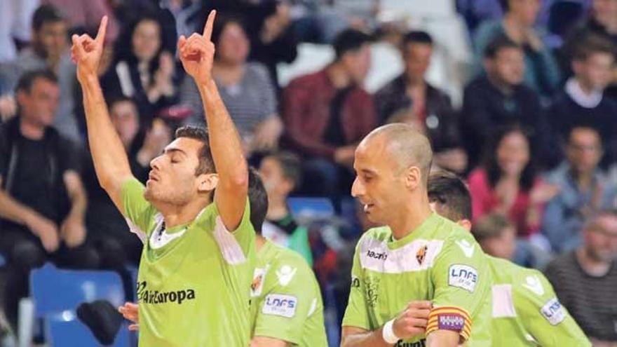 Taffy celebra uno de los dos goles que marcó al Aspil Vidal Ribera Navarra.