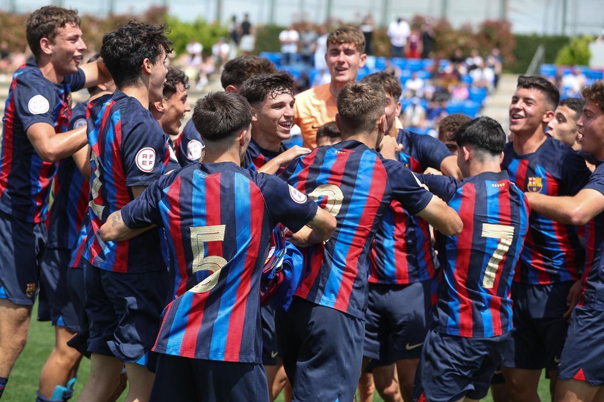 ¡Euforia absoluta! Así ha celebrado el Juvenil 'A' el título de Liga