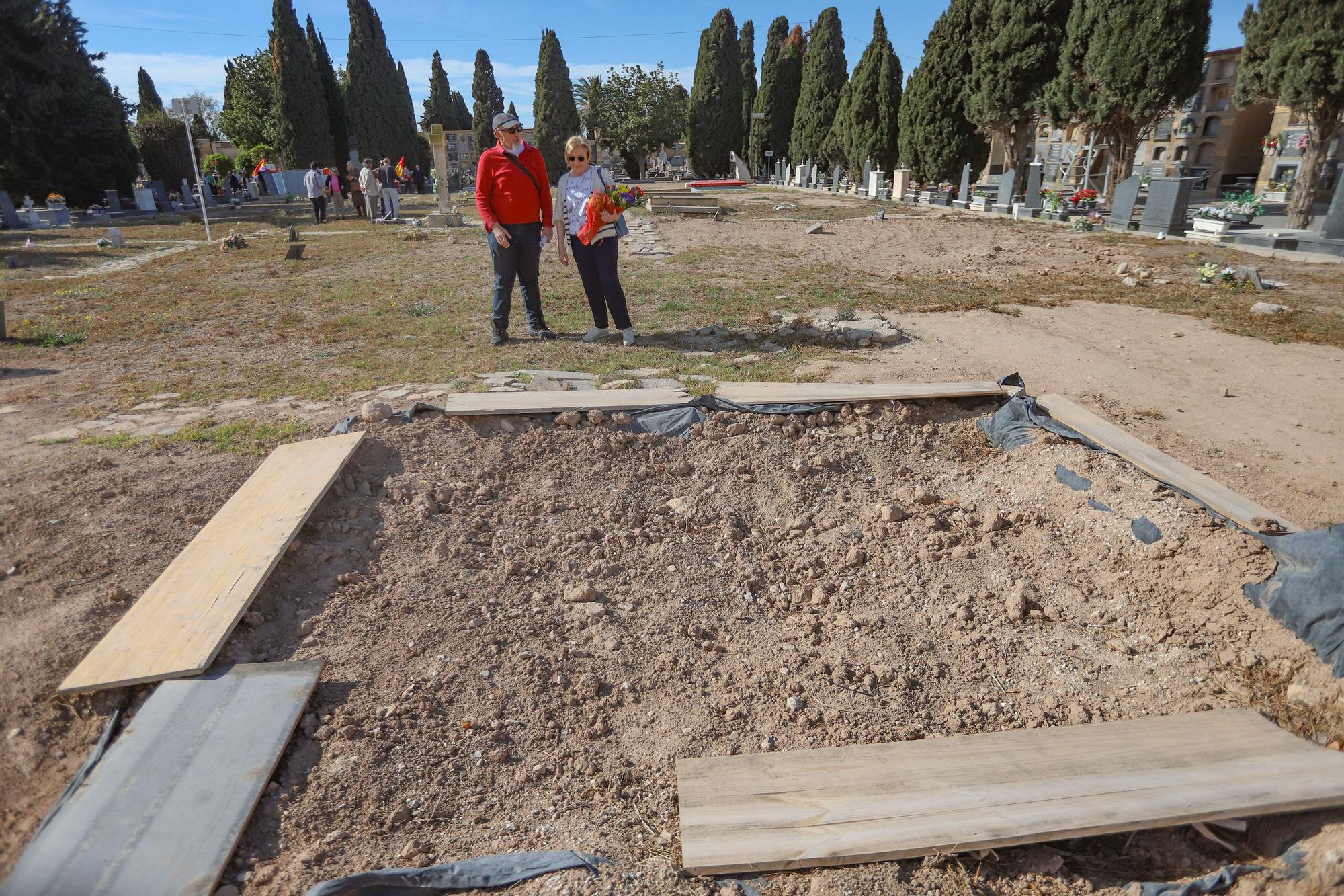 Concentración en el cementerio de Alicante por las personas fueron fusiladas y enterradas por el régimen franquista en fosas comunes