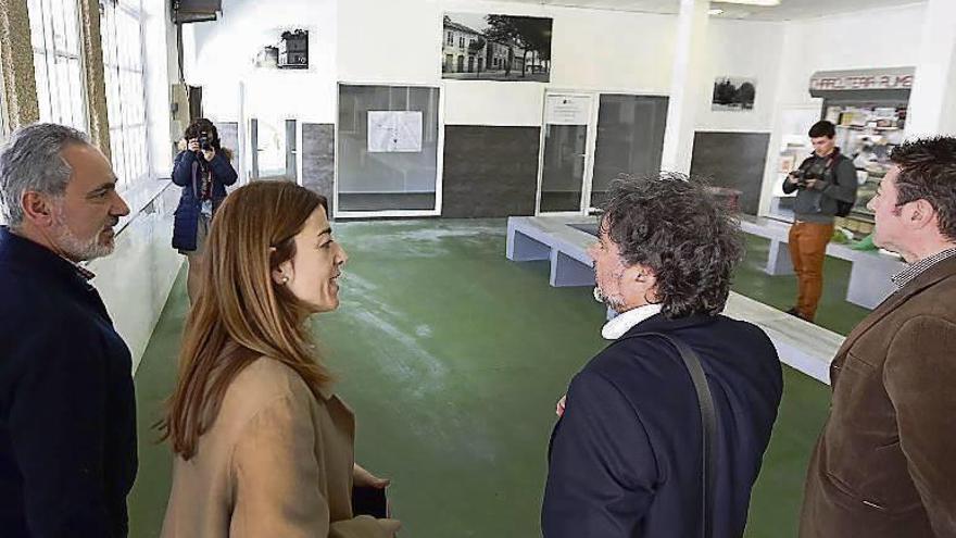 Tourís, Vázquez y Rodríguez, ayer, en el mercado de As Neves. // A.H.